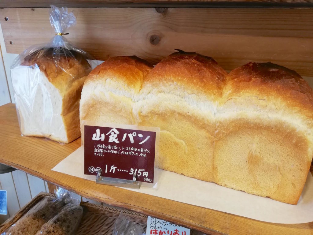 ホームメイドメルシー|小さな店内に玄人好みの極上パンがたっぷり|松江市西浜佐陀町