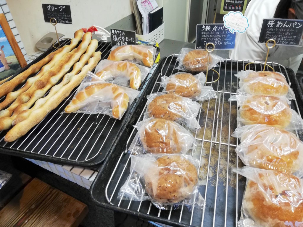 ホームメイドメルシー|小さな店内に玄人好みの極上パンがたっぷり|松江市西浜佐陀町