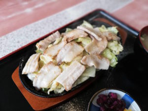 強烈な味付け!だるま焼き定食でお腹いっぱいのランチ体験|めし処だるま屋(出雲市)